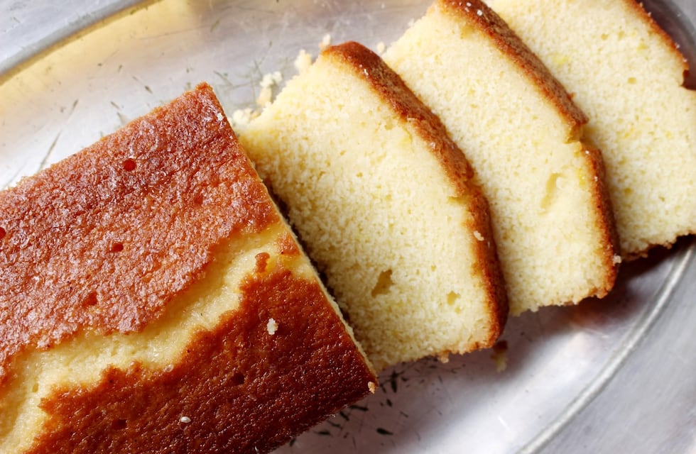 Cómo hacer un budín de limón súper esponjoso sin gluten y sin azúcar: receta fácil y lista en minutos