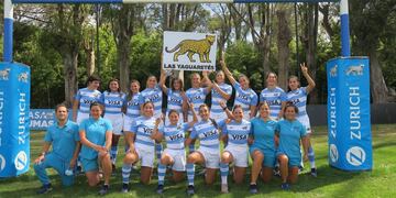 El equipo femenino de rugby luciendo su nuevo nombre (Las Yaguaretés)