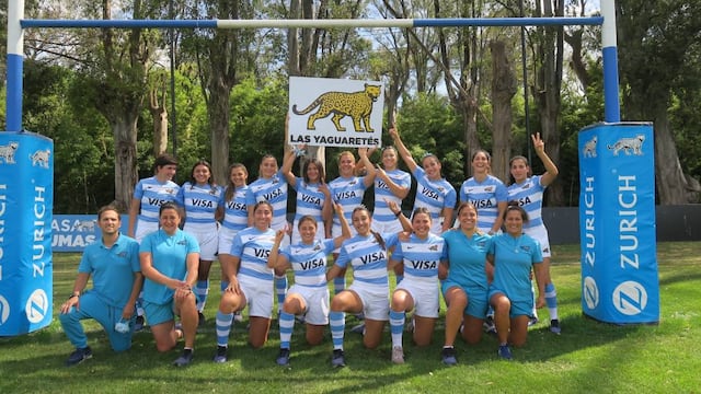 El equipo femenino de rugby luciendo su nuevo nombre (Las Yaguaretés)