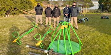 Instalan juegos infantiles en la plaza del Balneario Orense