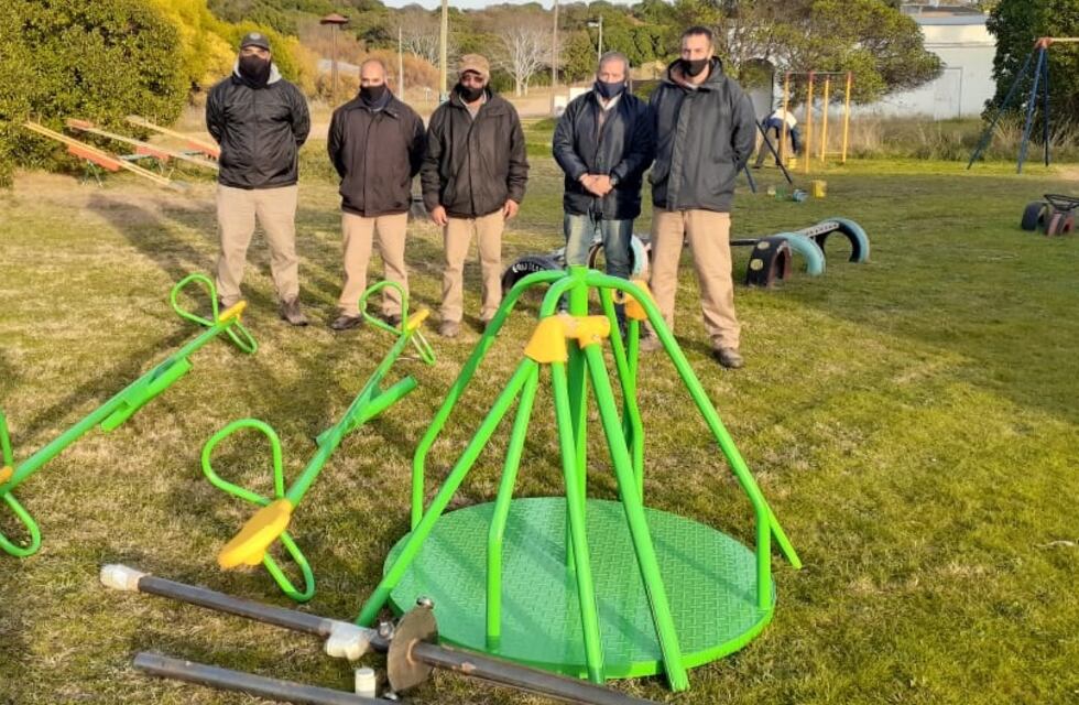 Instalan juegos infantiles en la plaza del Balneario Orense