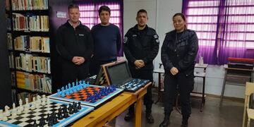 En la cárcel de Saavedra fabrican juegos de ajedrez para instituciones educativas