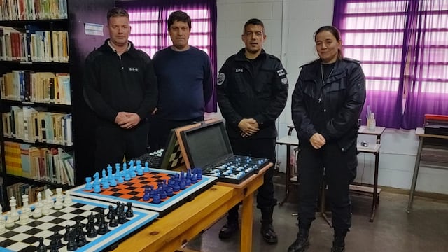 En la cárcel de Saavedra fabrican juegos de ajedrez para instituciones educativas