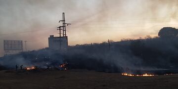 Incendio en la autopista Córdoba-Carlos Paz, a la altura de Malagueño. (Javier Ferreyra)