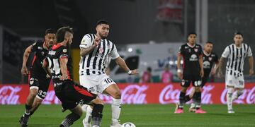 Nahuel Bustos encara a Ezequiel Parnisari, en el Talleres-Instituto (Imágenes Facundo Luque y José Gabriel Hernández).