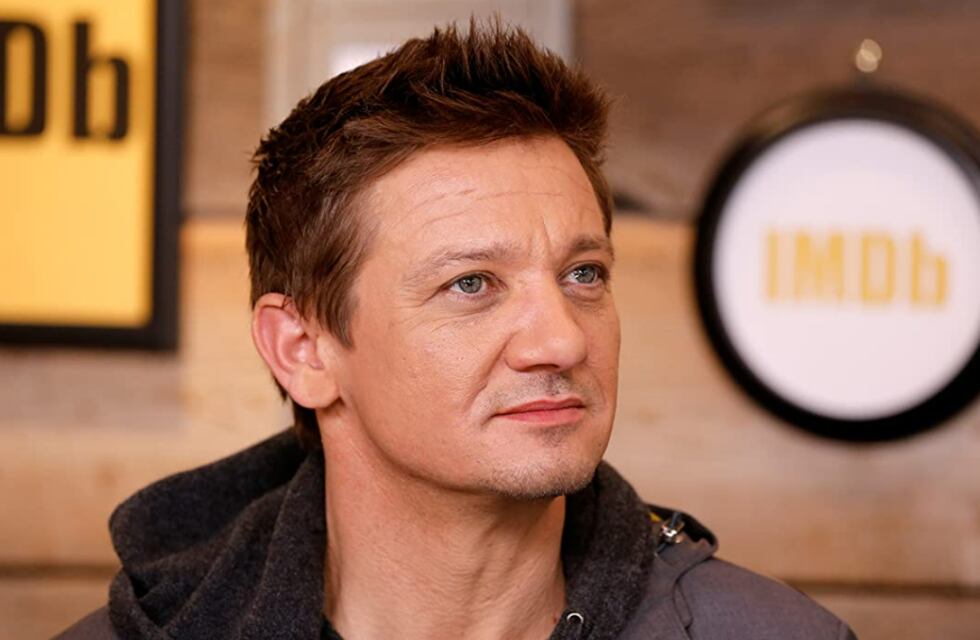 Jeremy Renner: el actor del universo Marvel, sufrió un accidente quitando nieve y está internado