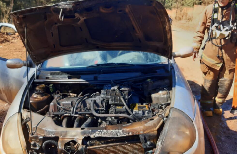 Circulaba con su automóvil y se les prendió fuego