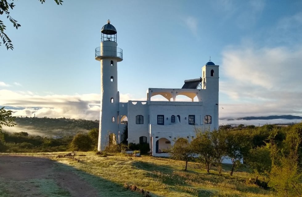Un faro en medio de las sierras: cómo es el complejo que ofrece alojamiento y comidas caseras en Córdoba