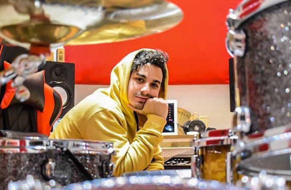 Quién es Nacho Colombini, el baterista argentino que trabaja con la hija de Chayanne y se formó con el músico de Katy Perry