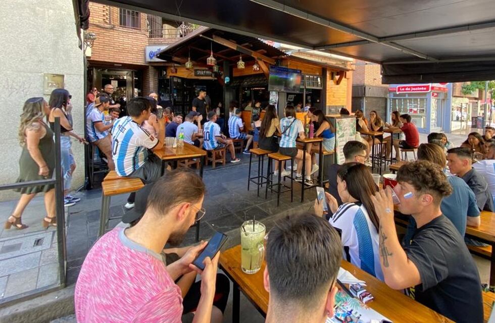 Foto 100% cordobesa: el curioso método de un joven para ver a la Selección Argentina y cubrirse del sol