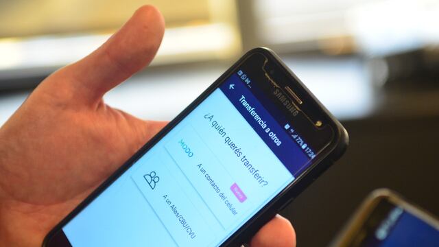 Cada vez más negocios aceptan que sus clientes paguen con una transferencia bancaria. (Javier Ferreyra)