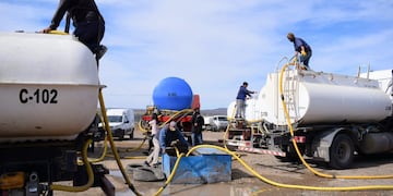 Camiones distribuyen agua en los barrios