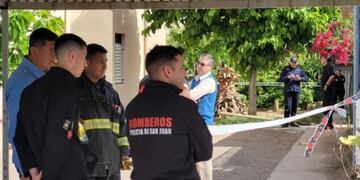 Madre e hijo fueron encontrados en el interior de un departamento del barrio 23 de Mayo en Rawson.