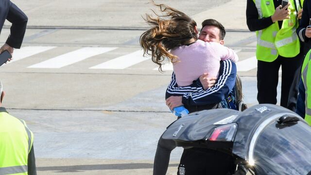 El abrazo más esperado entre Lionel Messi y Antonella Roccuzzo.