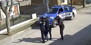 Violencia. La banda tomó de rehén a un uniformado y se lo llevaron de rehén en el patrullero. (Captura de video)