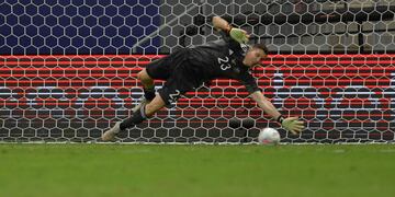 Emiliano Martínez atajando un penal durante la semifinal de la Copa América
