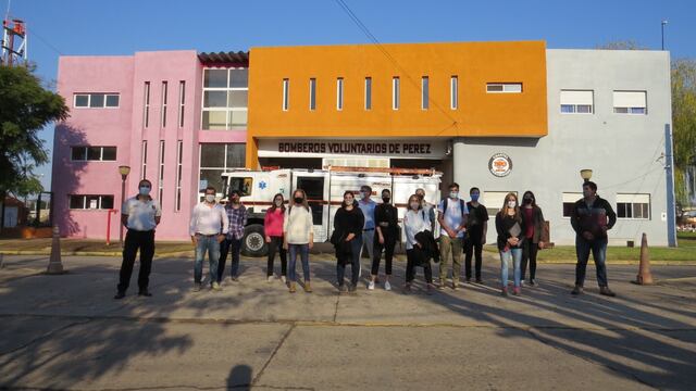 Estudiantes de Arquitectura de la UNR trabajando en el proyecto "Un cuartel de Bomberos para los próximos 50 años”, en la localidad de Pérez (Bomberos Voluntarios de Pérez)