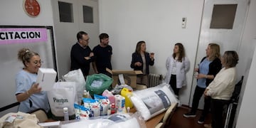 Entrega solidaria de materiales en la Residencia de Larga Estadía Municipal