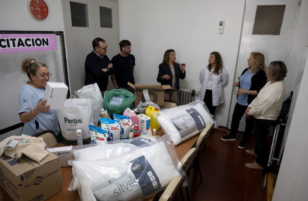 Entrega solidaria de materiales en la Residencia de Larga Estadía Municipal