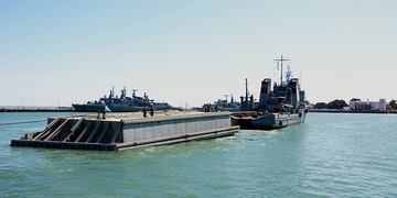 La compuerta flotante del dique de carena N°2 llegó a la Base Naval Puerto Belgrano