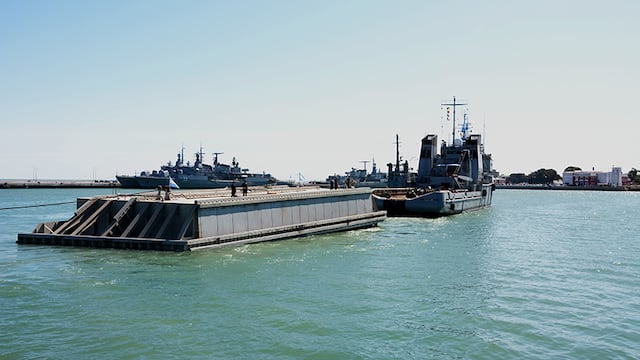 La compuerta flotante del dique de carena N°2 llegó a la Base Naval Puerto Belgrano