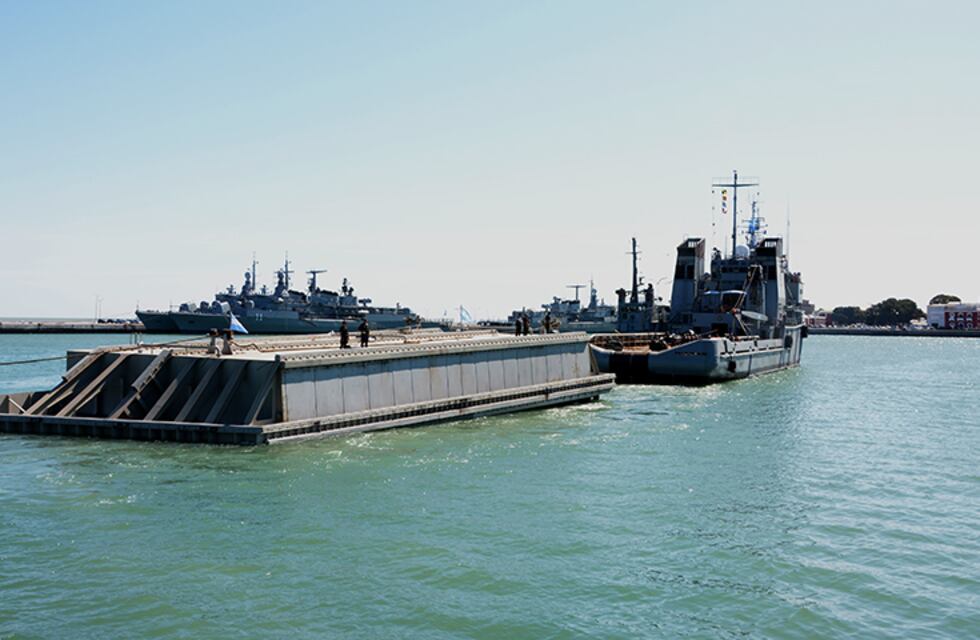 La compuerta flotante del dique de carena N°2 llegó a la Base Naval Puerto Belgrano