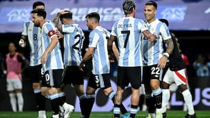Los jugadores festejan un gol en Eliminatorias Sudamericanas.