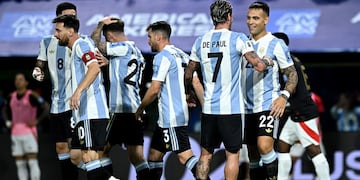 Los jugadores festejan un gol en Eliminatorias Sudamericanas.