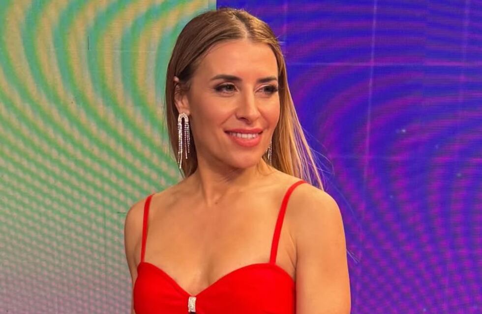 Mariana Brey posó con un top y una falda ultra diminuta con brillos y se robó todas las miradas