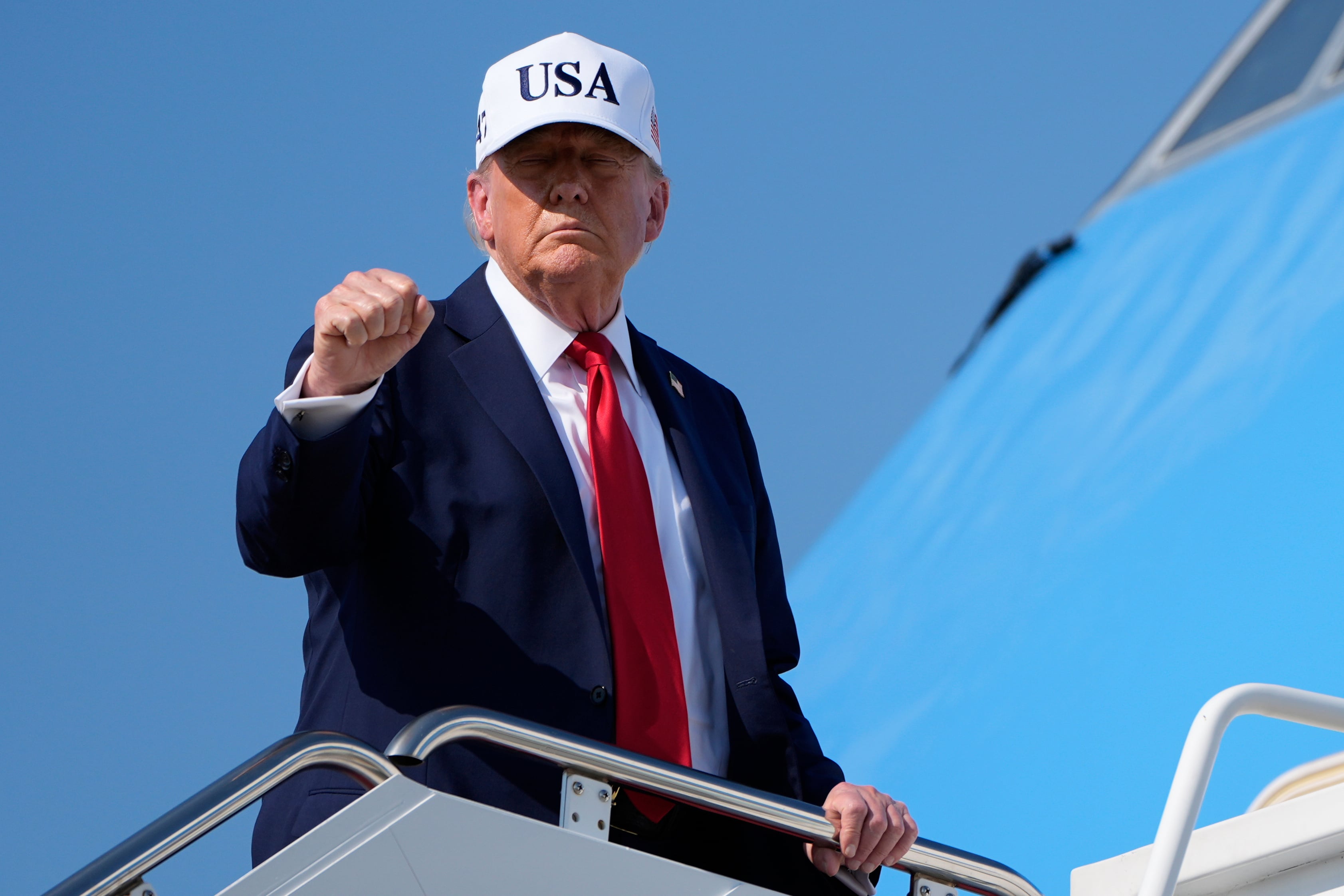 El presidente estadounidense Donald Trump aborda el avión presidencial, el jueves 3 de julio de 2025, en la Base de la Fuerza Aérea Andrews, Maryland. (AP Foto/Alex Brandon)