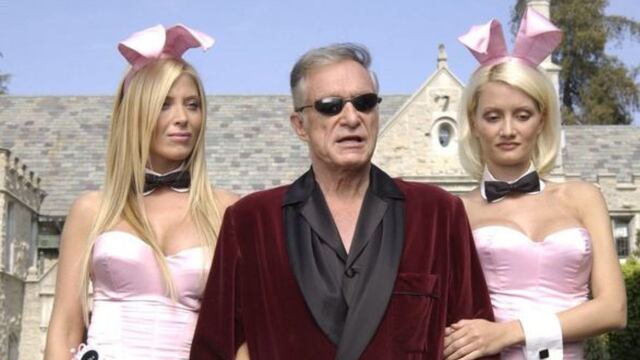 Hugh Hefner con dos conejitas en su mansión.