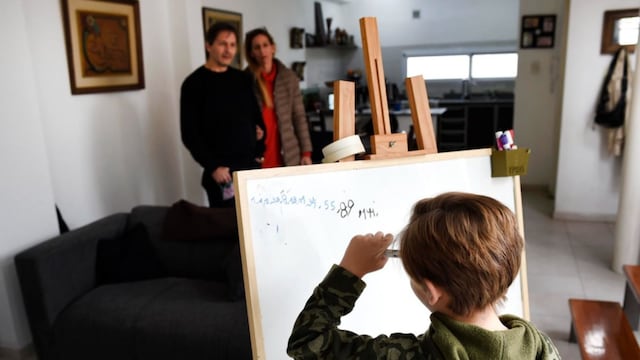 Benjamín tiene 7 años y es superdotado. Lo obligaron a repetir de grado pero su familia logró un fallo judicial inédito en el país.