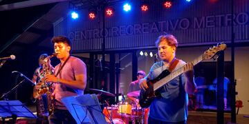 Artistas rafaelinos en el escenario del Centro Recreativo Metropolitano "La Estación"