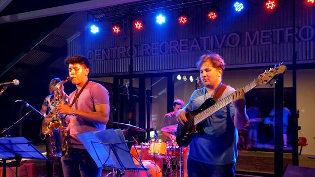 Artistas rafaelinos en el escenario del Centro Recreativo Metropolitano "La Estación"