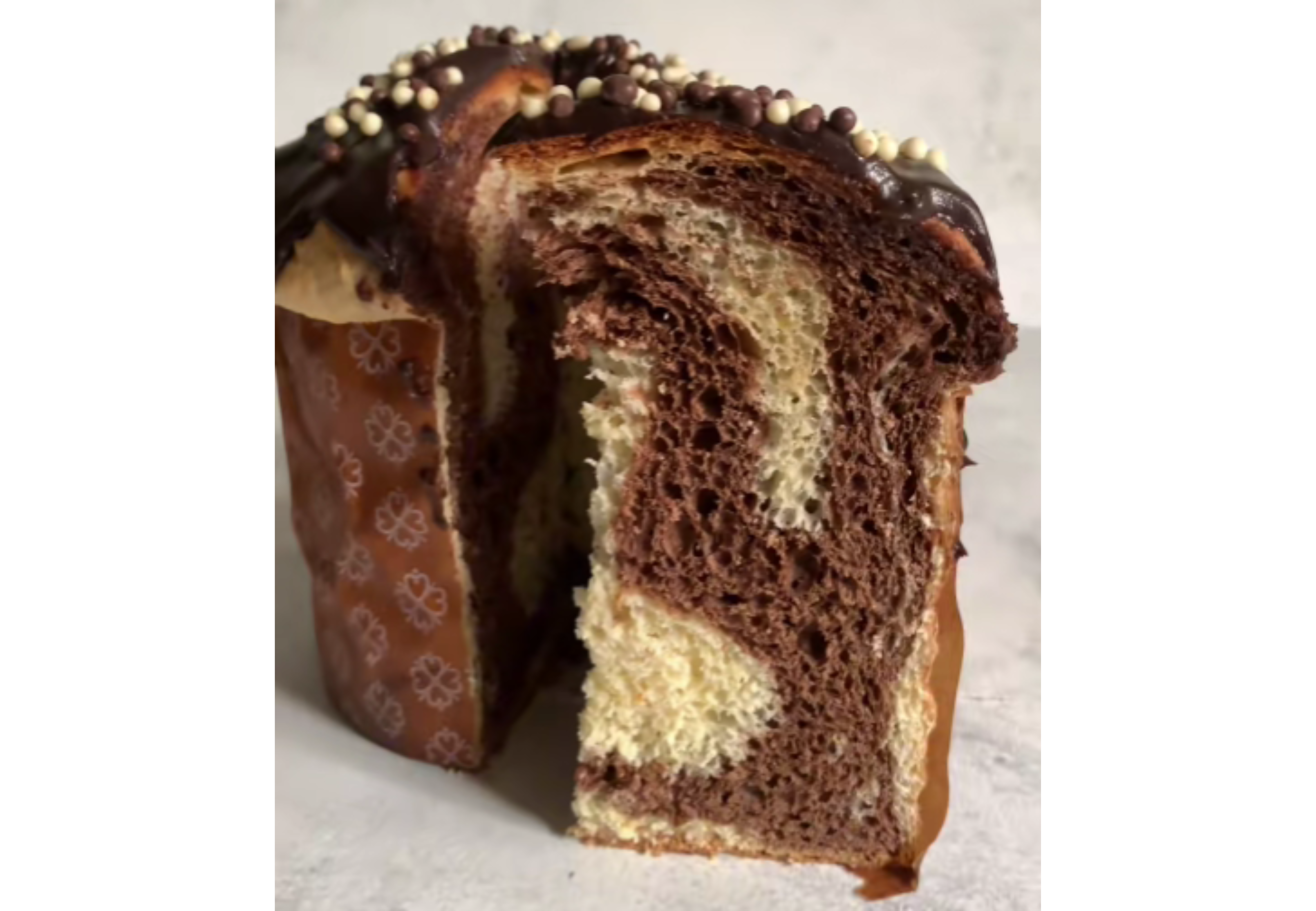 Así queda por dentro el pan dulce marmolado.