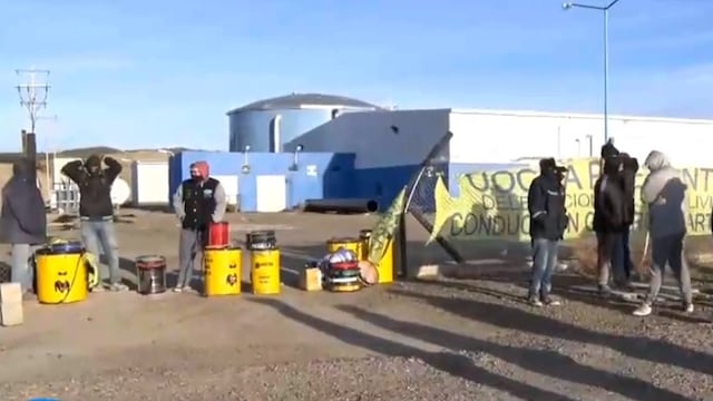 Con bombos y redoblantes, los desocupados de la UOCRA se manifestaron en la ruta nacional 3.