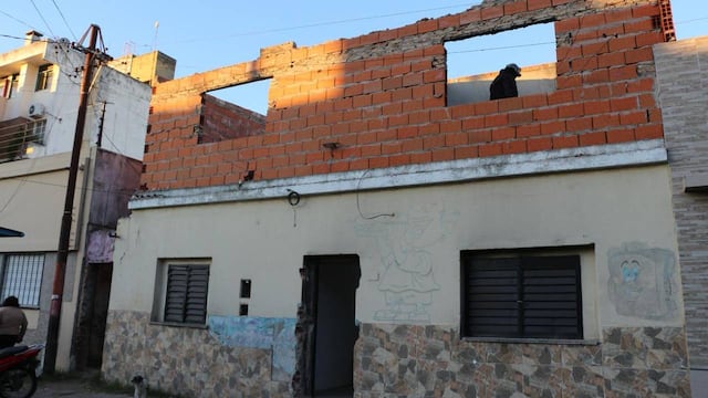 El personal tiró abajo las paredes de ladrillo hueco en la planta alta del inmueble.