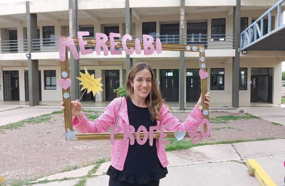 Perdió a sus padres e único hijo y decidió recibirse como profesora en honor a ellos