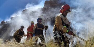 Bomberos Voluntarios y personal del ETAC combaten las llamas. (Foto ilustrativa)