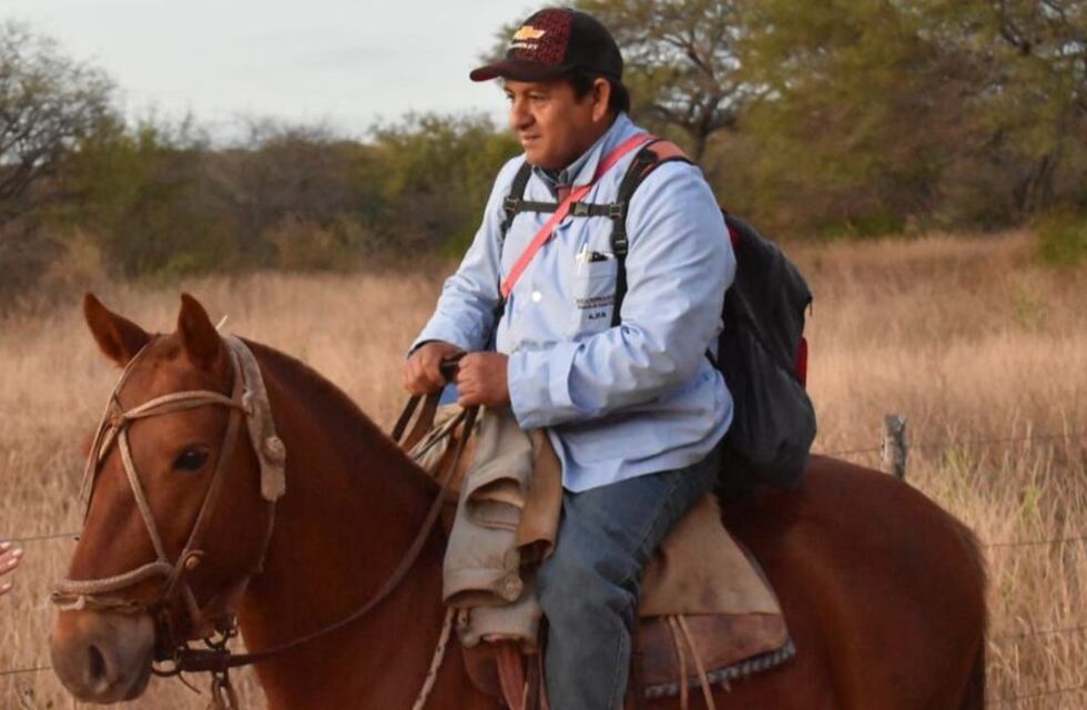 Es agente sanitario y recorre parajes a caballo para atender a gente del campo