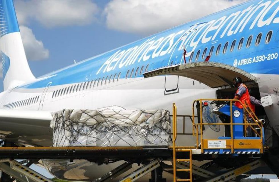 Llegó a Moscú el vuelo que traerá el principio activo para producir la vacuna Sputnik V en Argentina