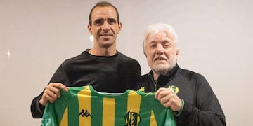 El "Flaco" posó con la camiseta junto al presidente José Moscuzza.