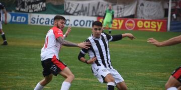 Watson pelea por la pelota en la cancha de Gimnasia de Mendoza, donde La Gloria juega su partido de la fecha 26. (Prensa Instituto)
