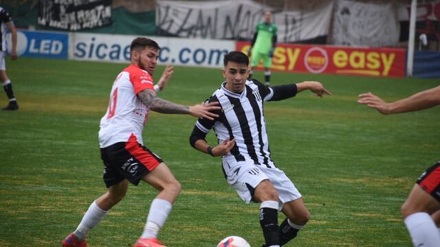 Watson pelea por la pelota en la cancha de Gimnasia de Mendoza, donde La Gloria juega su partido de la fecha 26. (Prensa Instituto)