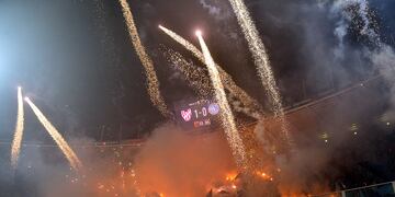 El Cosedepro multo a Instituto y Belgrano por el show de bengalas en el clásico jugado el domingo pasado en el Kempes. ( Ramiro Pereyra / La Voz)