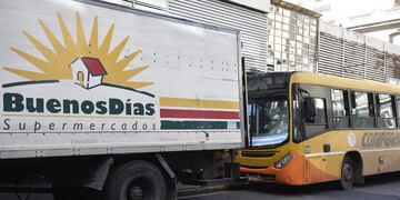 Cuatro heridos en un choque entre un ómnibus del transporte urbano y un camión en Córdoba. (Ramiro Pereyra/La Voz)
