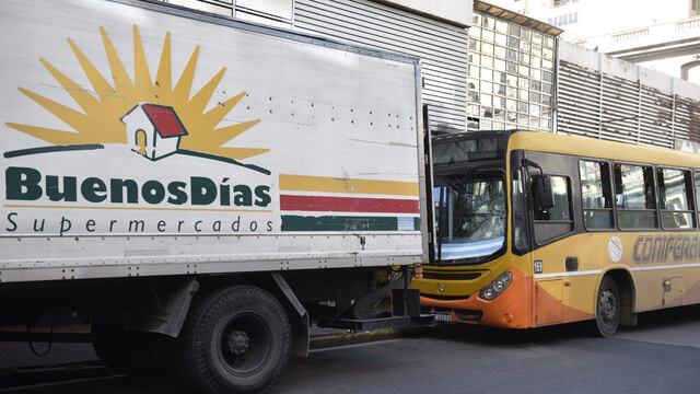Cuatro heridos en un choque entre un ómnibus del transporte urbano y un camión en Córdoba. (Ramiro Pereyra/La Voz)