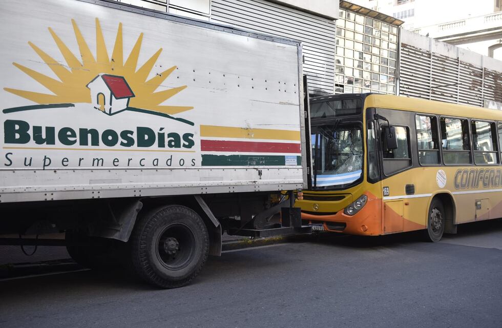 Chocan un colectivo y un camión, en pleno Centro de Córdoba