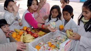 FRUTAS Y CEREALES. Las escuelas arrancaron el año con cantinas saludables (LaVoz).