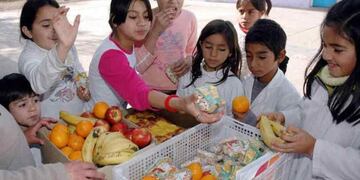 FRUTAS Y CEREALES. Las escuelas arrancaron el año con cantinas saludables (LaVoz).